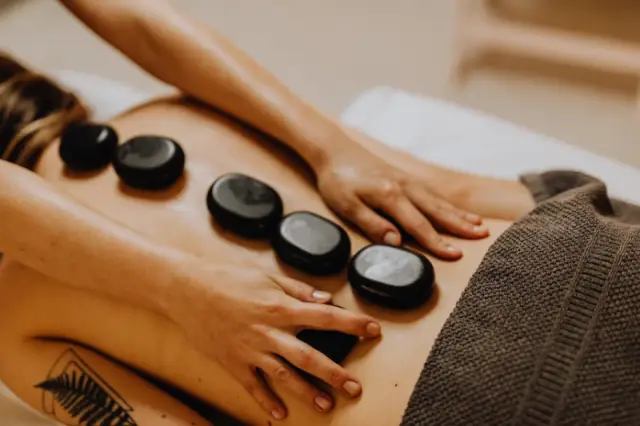Hot oil massage treatment at Hong Thai Spa